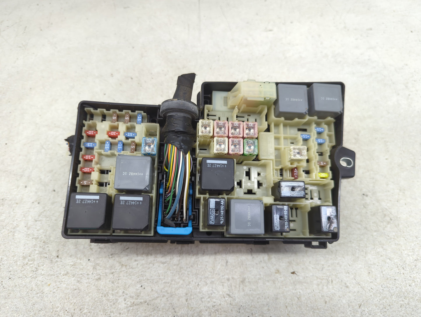 2015 Ford Focus Fusebox Fuse Box Panel Relay Module P/N:AV6T-14A076-AB 19197 000 001, 21090 000 001 Fits OEM Used Auto Parts