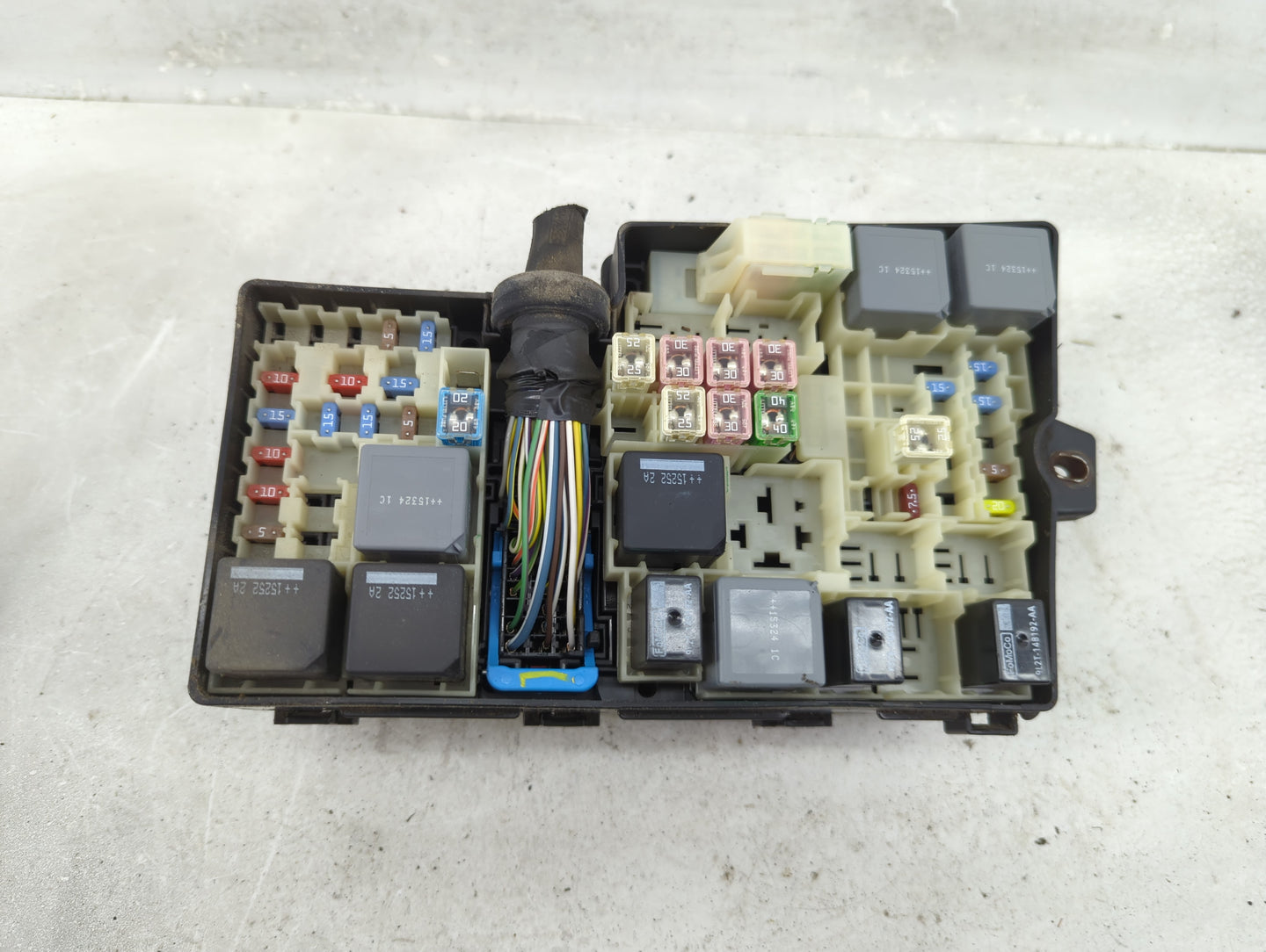 2015 Ford Focus Fusebox Fuse Box Panel Relay Module P/N:AV6T-14A076-AB Fits OEM Used Auto Parts - Oemusedautoparts1.com