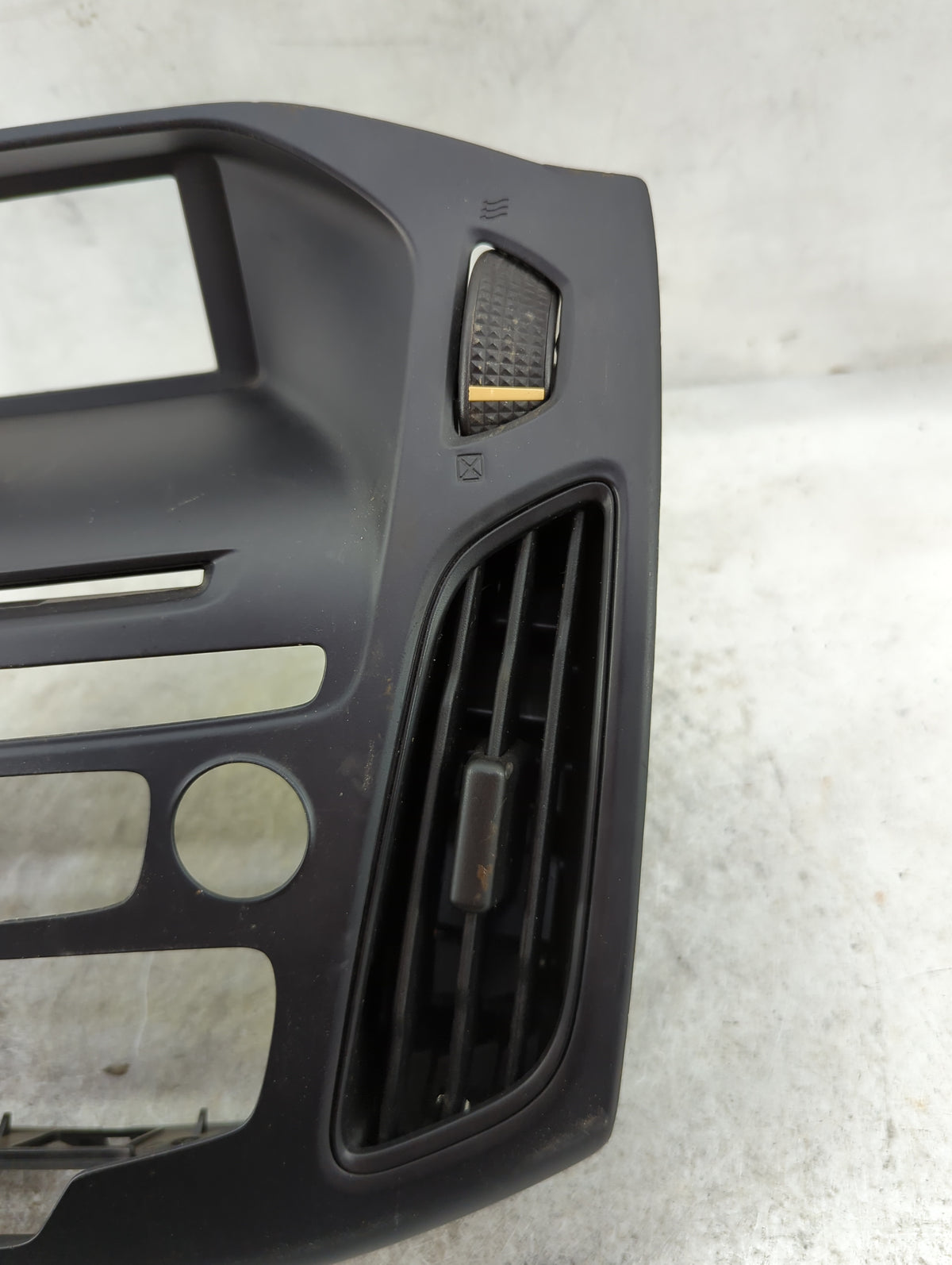 2015-2018 Ford Focus Radio Control Panel Black 1501276 - Oemusedautoparts1.com