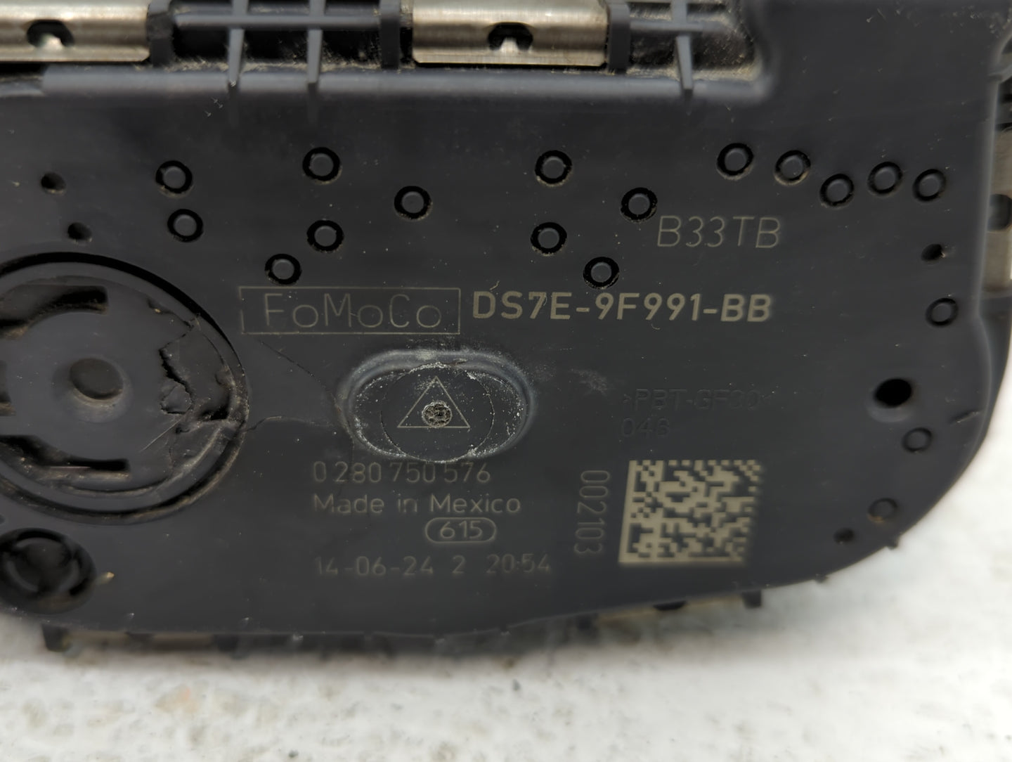 2014-2018 Ford Focus Throttle Body P/N:DS7E-9F991-BB Fits Fits 2014 2015 2016 2017 2018 2019 2020 2021 2022 OEM Used Auto Pa