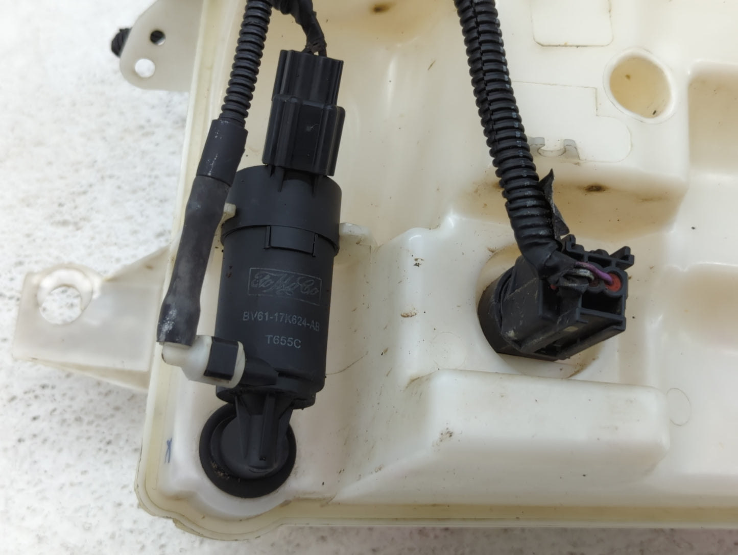 2012-2018 Ford Focus Windshield Washer Fluid Reservoir Bottle Oem - Oemusedautoparts1.com