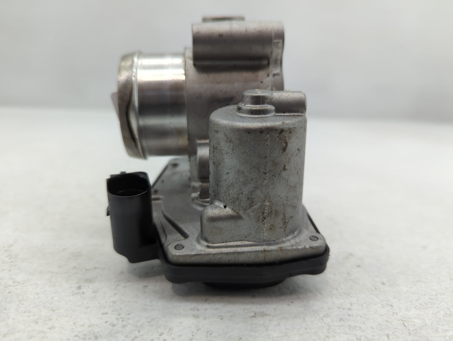 2015-2018 Ford Focus Throttle Body P/N:B18 264 0114 CM5G-9F991-CA Fits Fits 2014 2015 2016 2017 2018 OEM Used Auto Parts - O