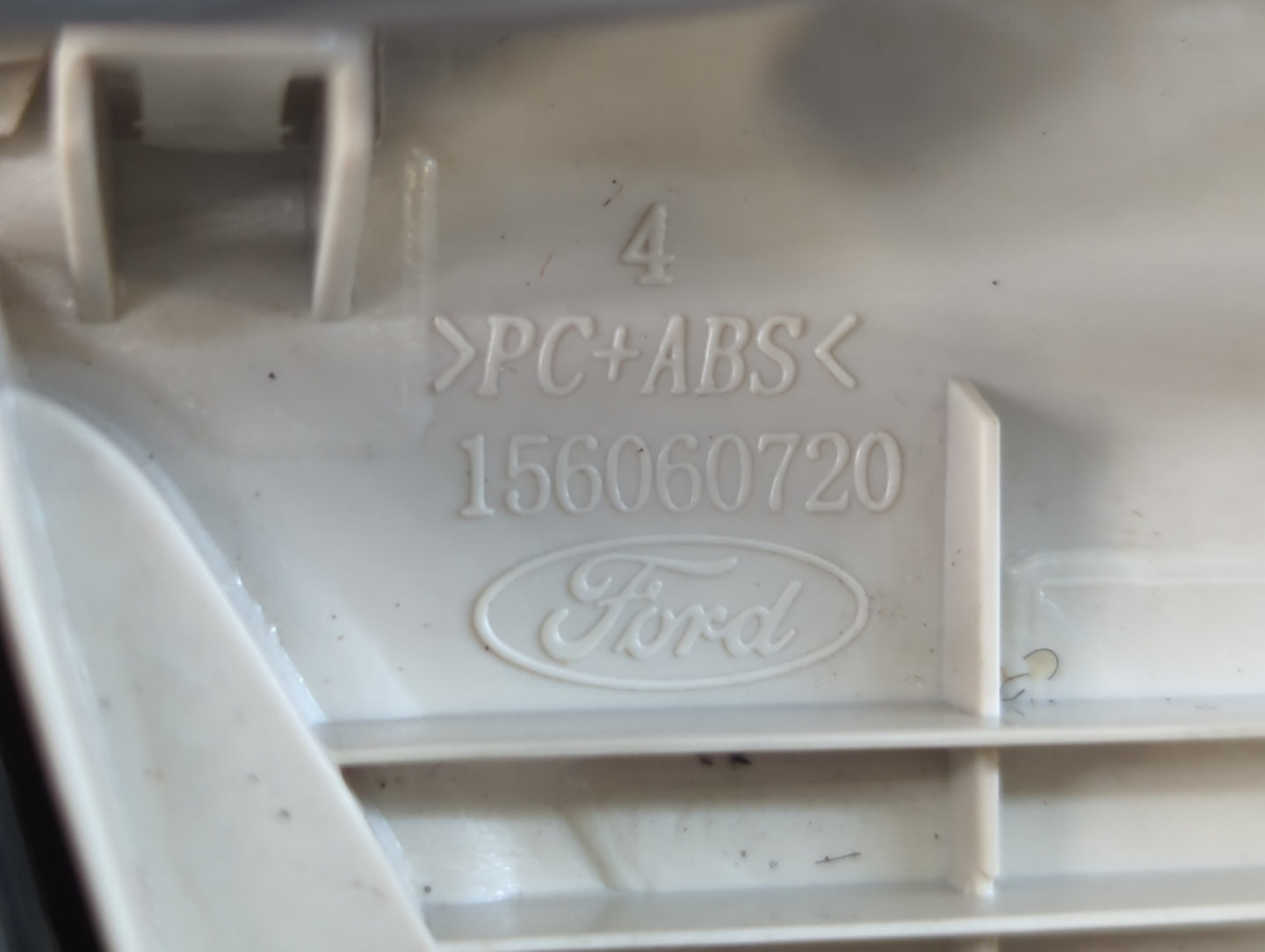 2015-2018 Ford Focus Center Floor Console P/N:156060720 Fits Fits 2015 2016 2017 2018 OEM Used Auto Parts - Oemusedautoparts