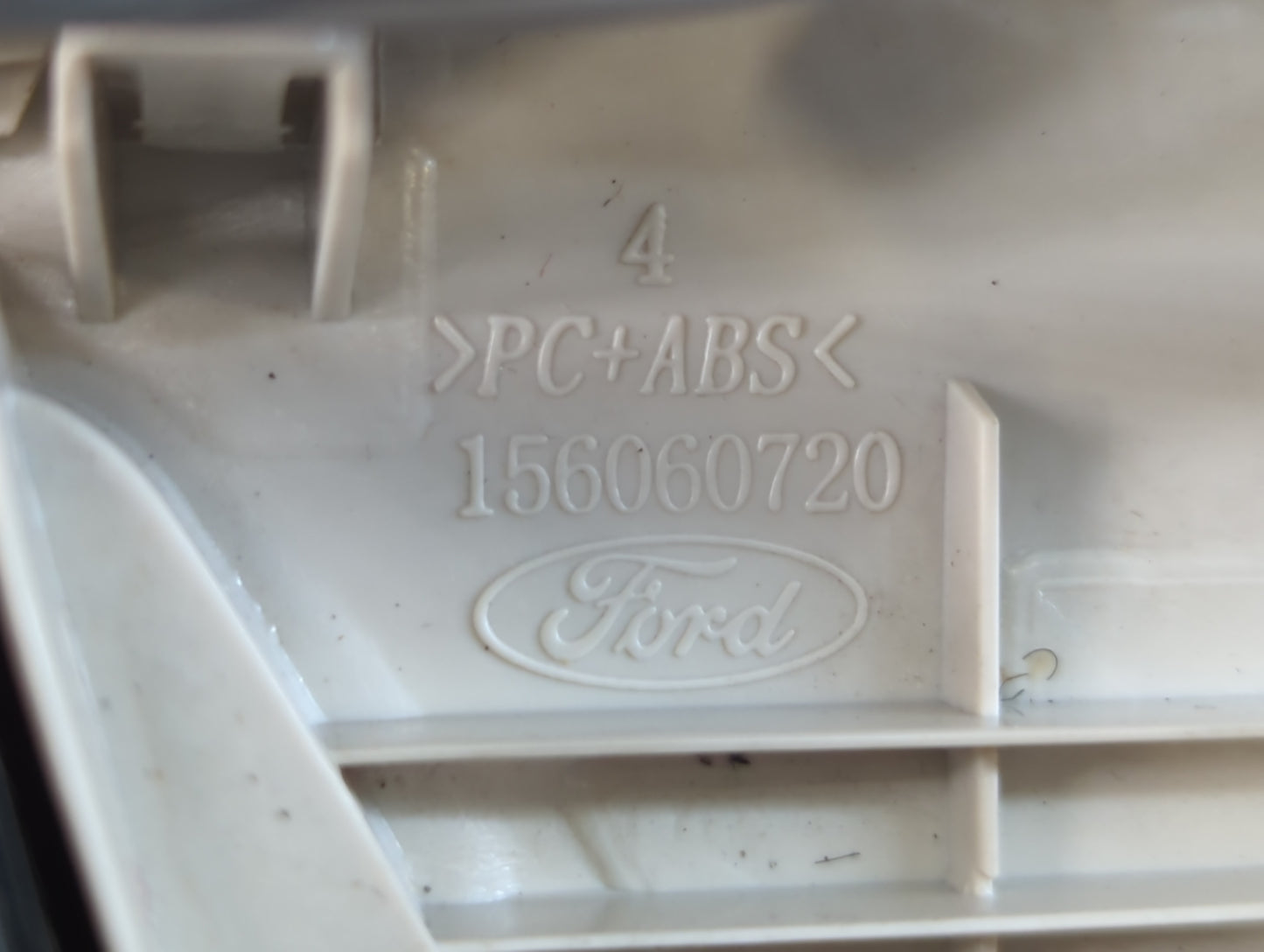 2015-2018 Ford Focus Center Floor Console P/N:156060720 Fits Fits 2015 2016 2017 2018 OEM Used Auto Parts - Oemusedautoparts