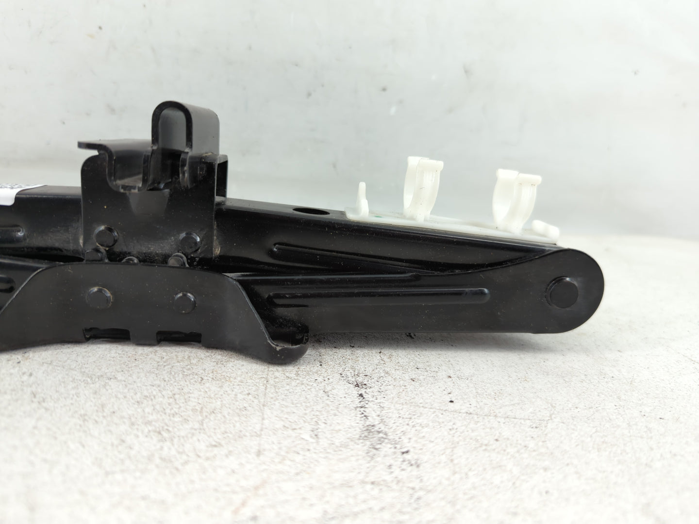 2015 Ford Fusion Spare Scissor Car Jack 1068496 - Oemusedautoparts1.com