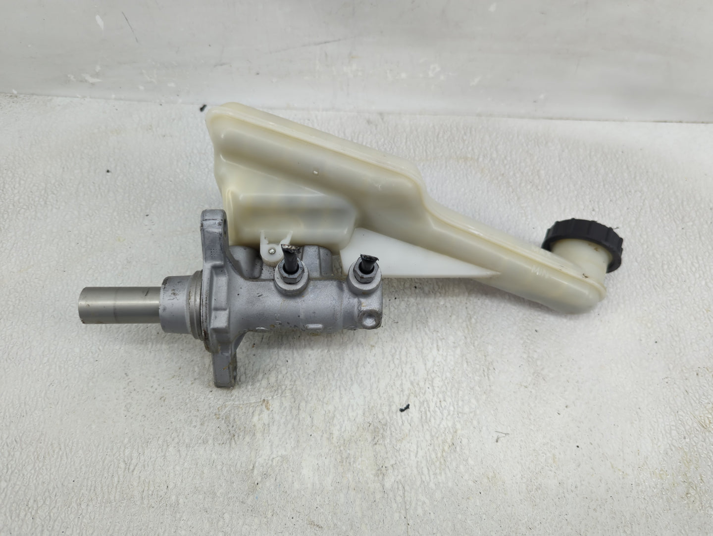 2013-2016 Ford Fusion Brake Master Cylinder - Oemusedautoparts1.com