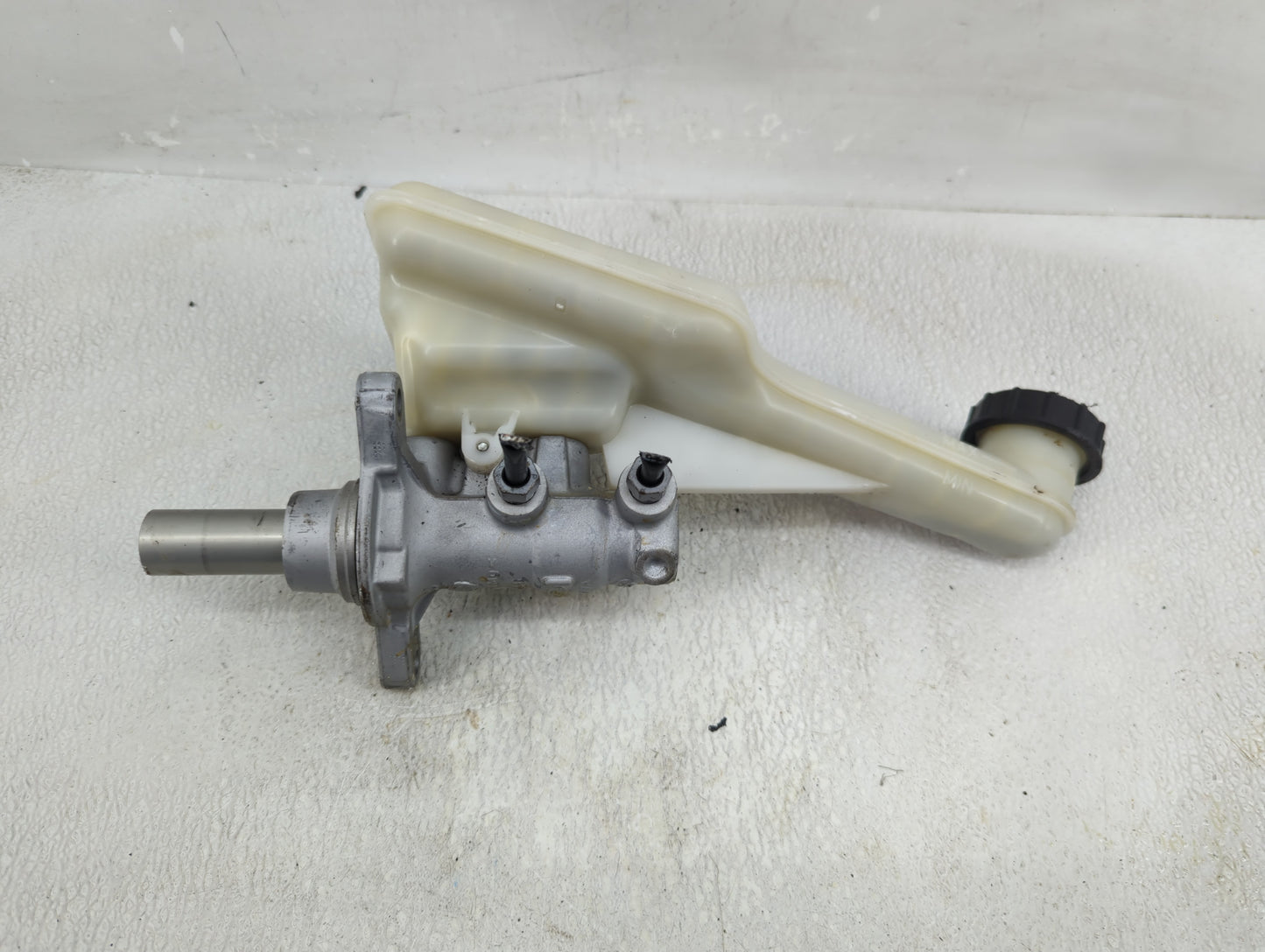 2013-2016 Ford Fusion Brake Master Cylinder - Oemusedautoparts1.com