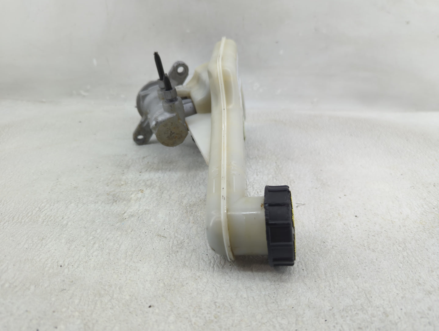 2013-2016 Ford Fusion Brake Master Cylinder - Oemusedautoparts1.com
