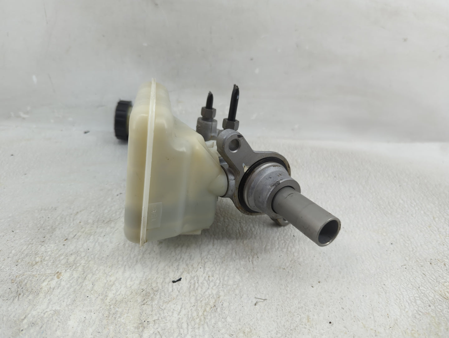 2013-2016 Ford Fusion Brake Master Cylinder - Oemusedautoparts1.com