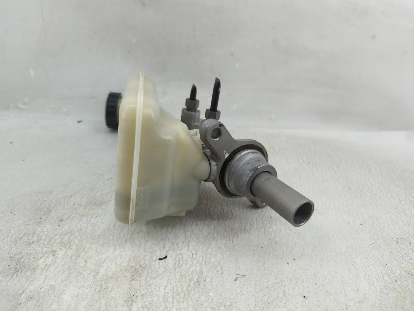 2013-2016 Ford Fusion Brake Master Cylinder - Oemusedautoparts1.com