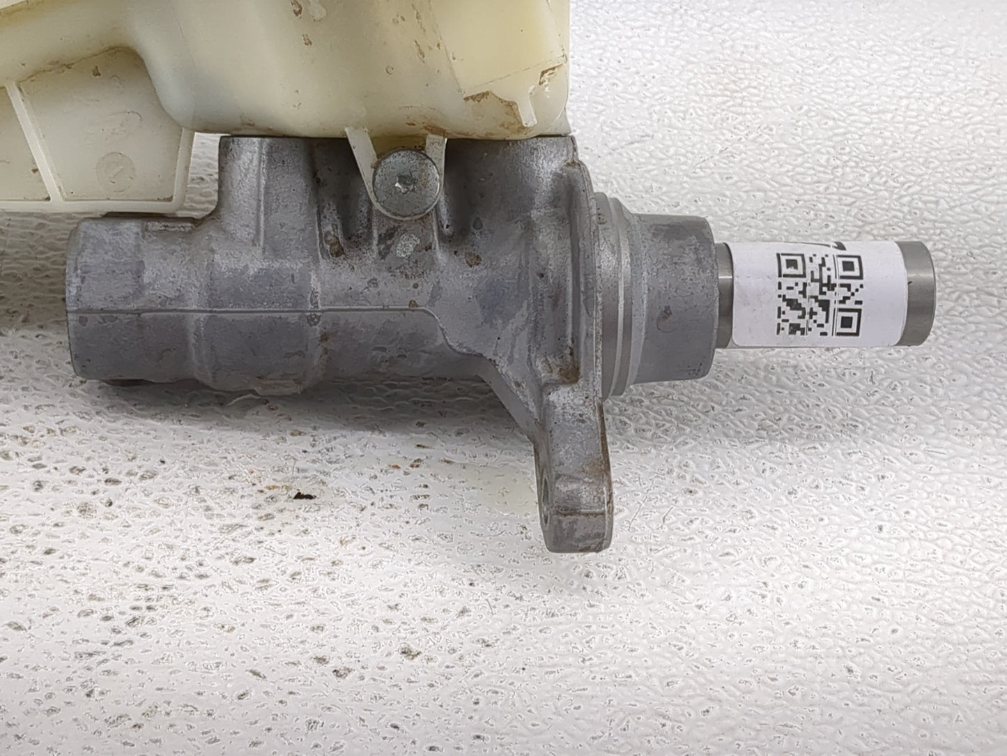 2013-2016 Ford Fusion Brake Master Cylinder - Oemusedautoparts1.com