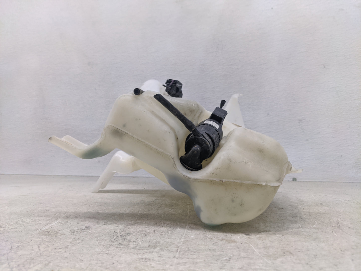 2015-2016 Ford Fusion Windshield Washer Fluid Reservoir Bottle Oem - Oemusedautoparts1.com