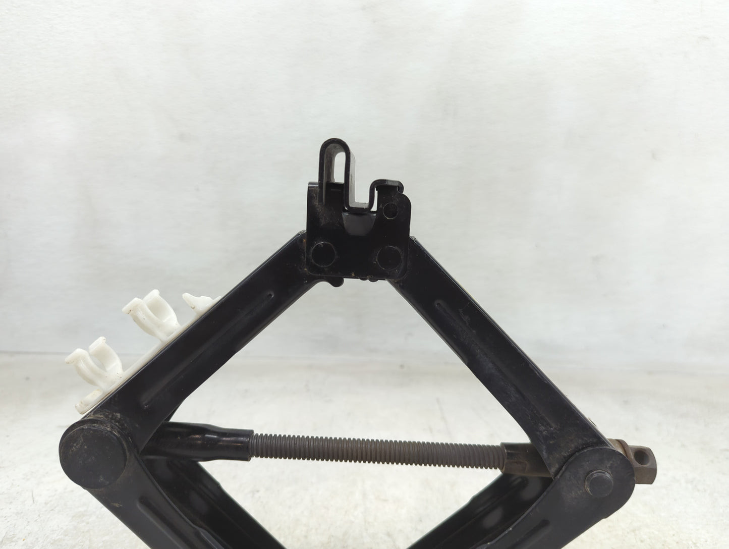 2015 Ford Fusion Spare Scissor Car Jack 1390196 - Oemusedautoparts1.com