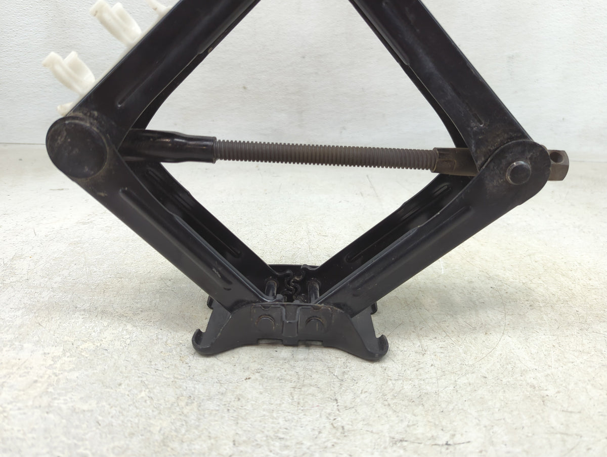 2015 Ford Fusion Spare Scissor Car Jack 1390196 - Oemusedautoparts1.com