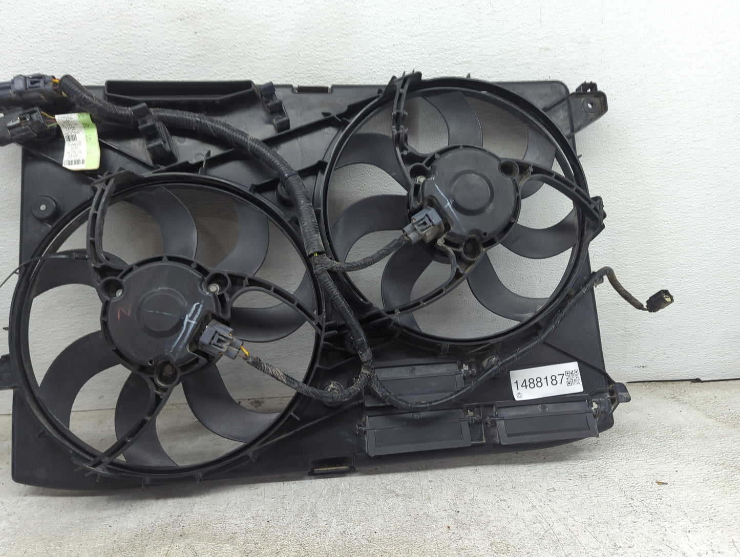 2013-2020 Ford Fusion Electric Radiator Cooling Fan Motor Assembly P/N:DG9T-8C290-DG 10890420 Fits OEM Used Auto Parts - Oem