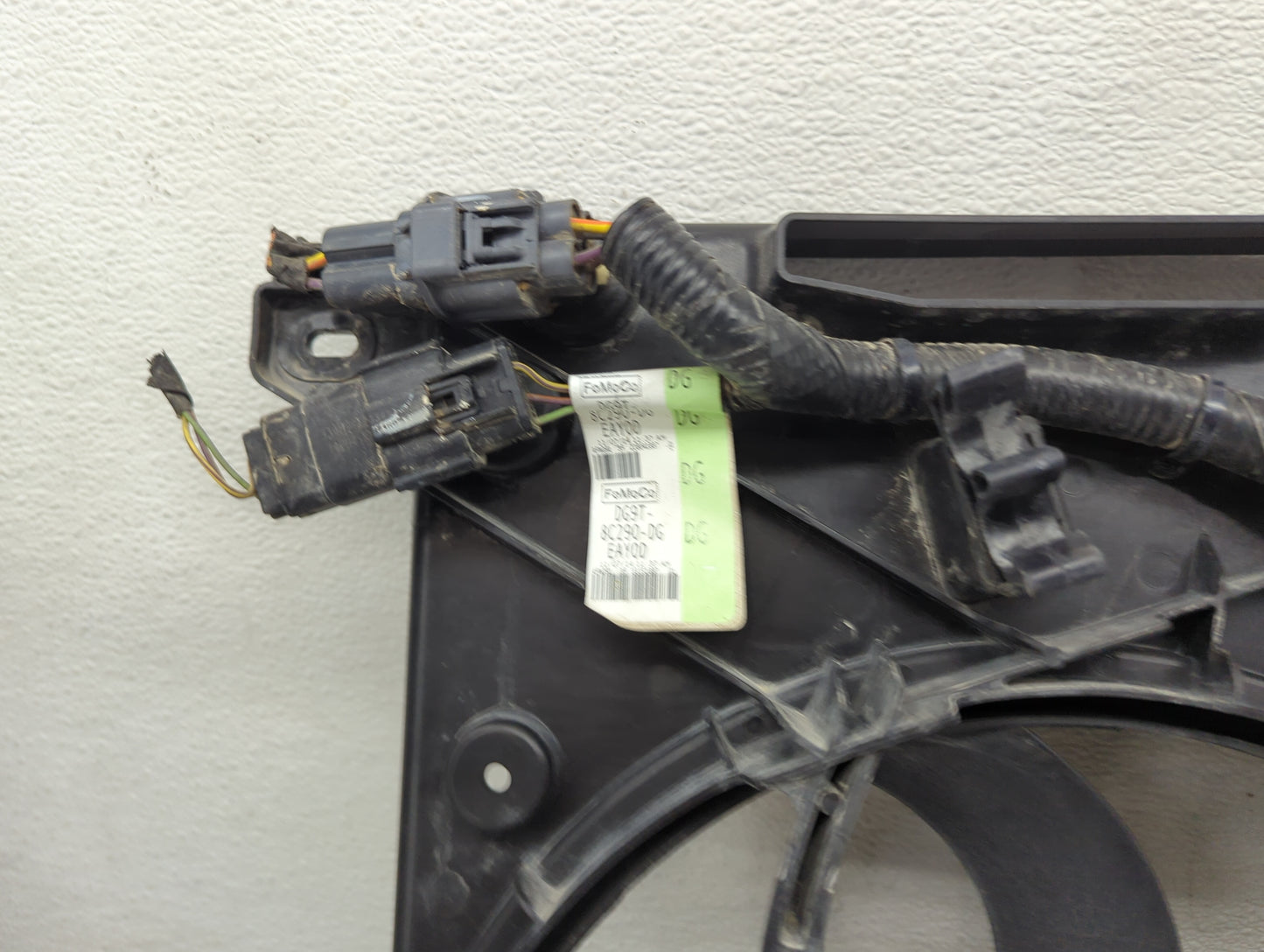2013-2020 Ford Fusion Electric Radiator Cooling Fan Motor Assembly P/N:DG9T-8C290-DG 10890420 Fits OEM Used Auto Parts - Oem