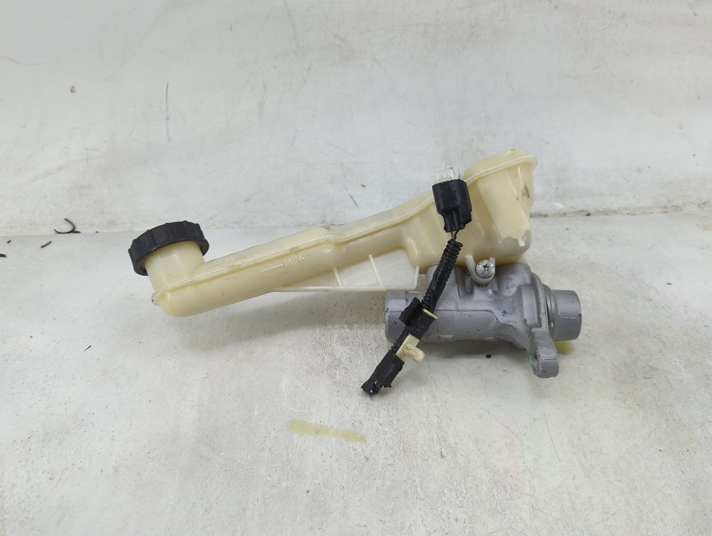 2013-2016 Ford Fusion Brake Master Cylinder 1489184 - Oemusedautoparts1.com