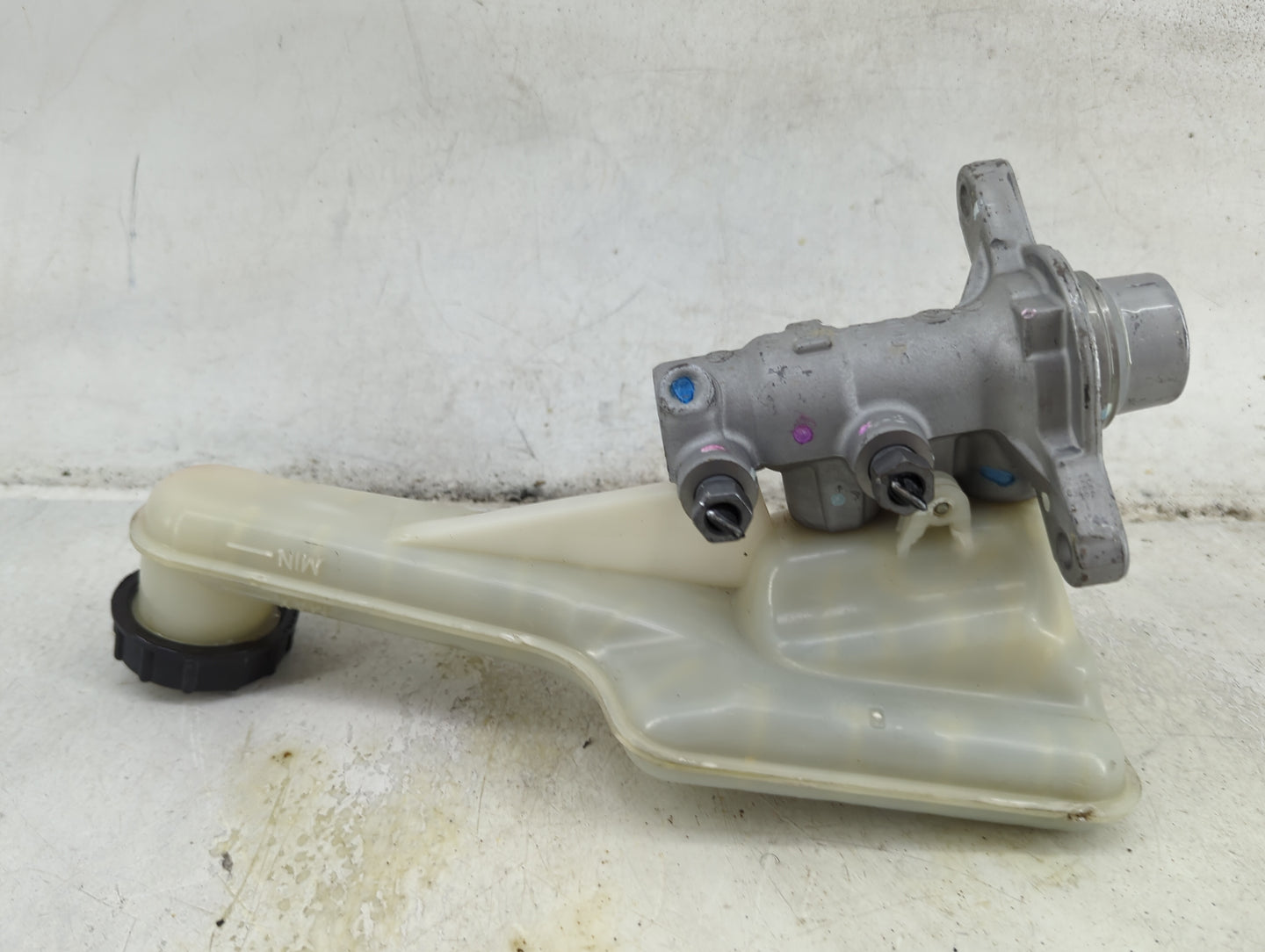 2013-2016 Ford Fusion Brake Master Cylinder 1492352 - Oemusedautoparts1.com