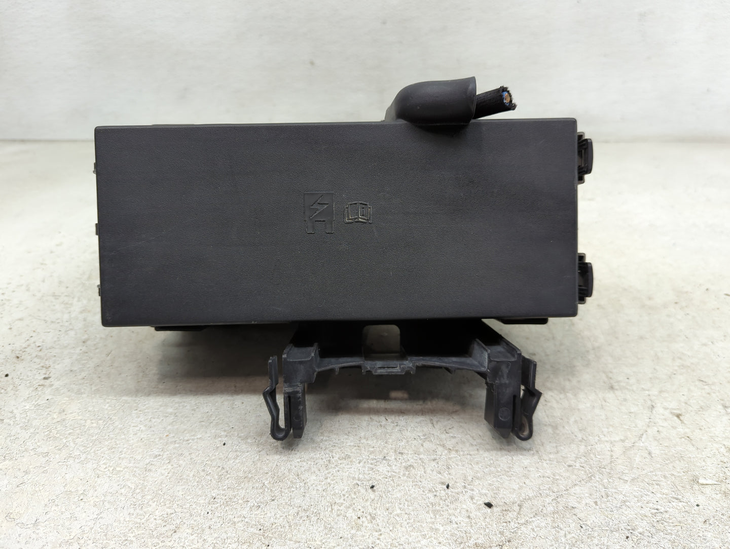 2013-2016 Ford Taurus Fusebox Fuse Box Panel Relay Module P/N:DG1T-14A003-BA Fits Fits 2013 2014 2015 2016 OEM Used Auto Par