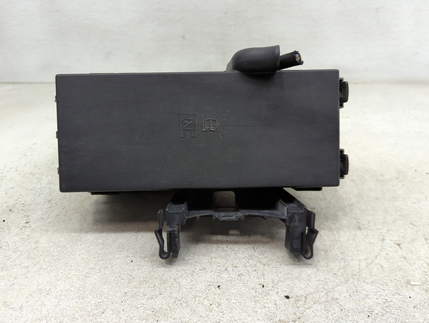 2013-2016 Ford Taurus Fusebox Fuse Box Panel Relay Module P/N:DG1T-14A003-BA Fits Fits 2013 2014 2015 2016 OEM Used Auto Par