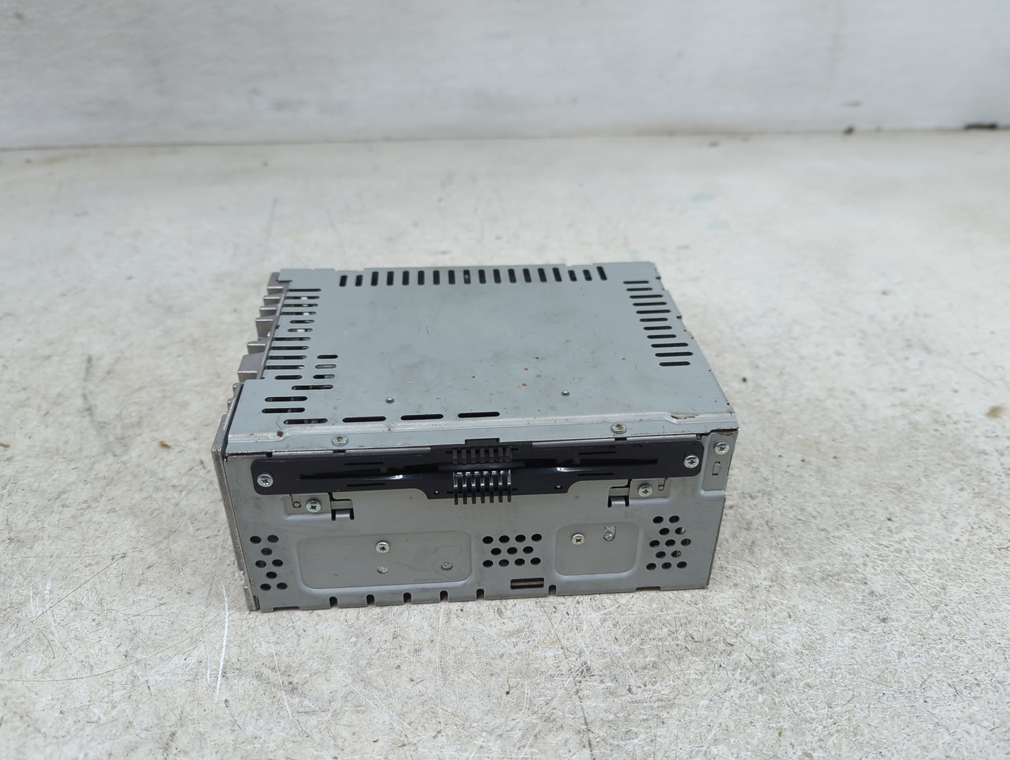 2013-2015 Ford Taurus Radio AM FM Cd Player Receiver Replacement P/N:DG1T-19C107-CG Fits Fits 2013 2014 2015 OEM Used Auto P