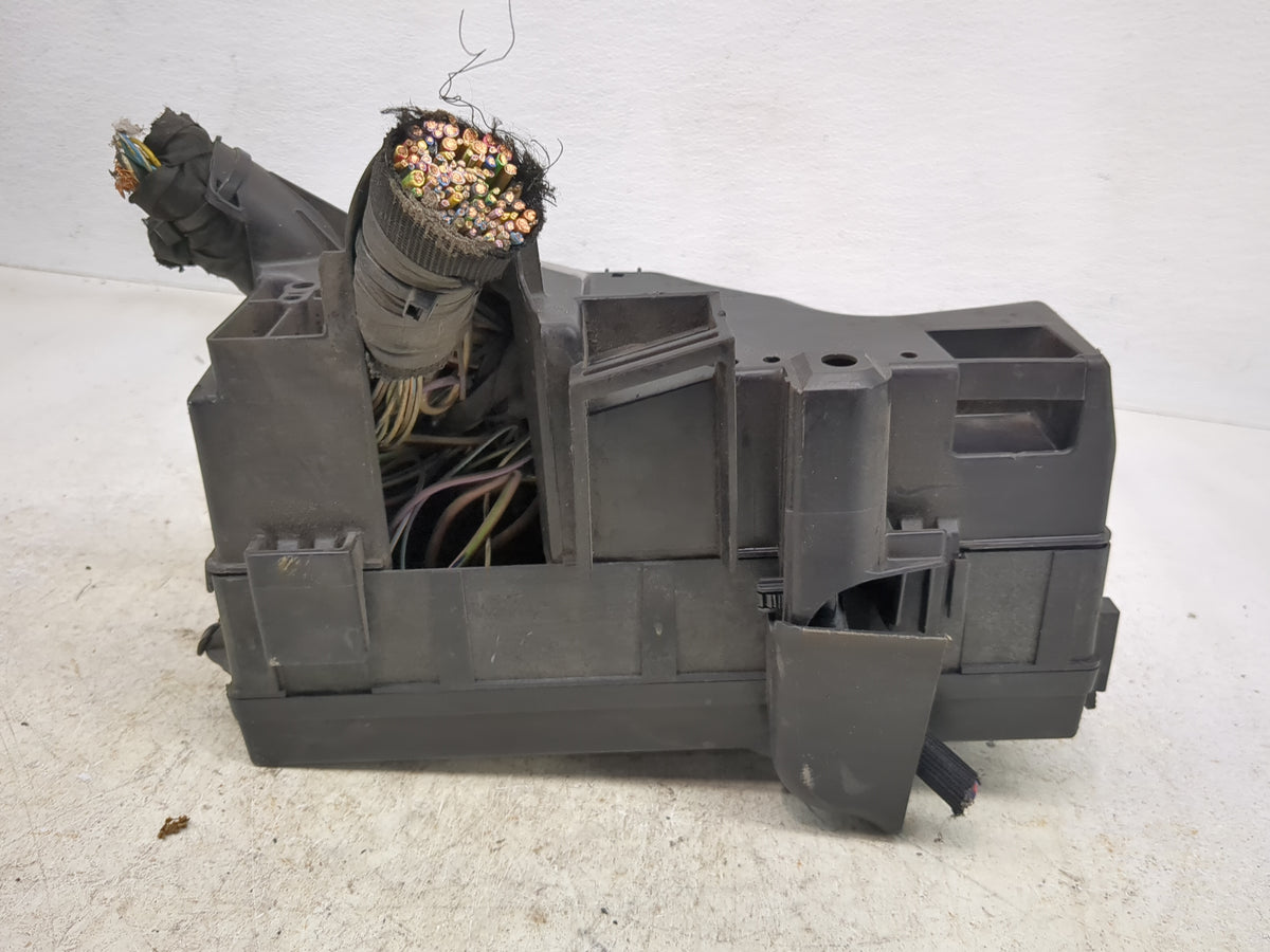 2013-2016 Ford Taurus Fusebox Fuse Box Panel Relay Module Fits Fits 2013 2014 2015 2016 OEM Used Auto Parts - Oemusedautopar