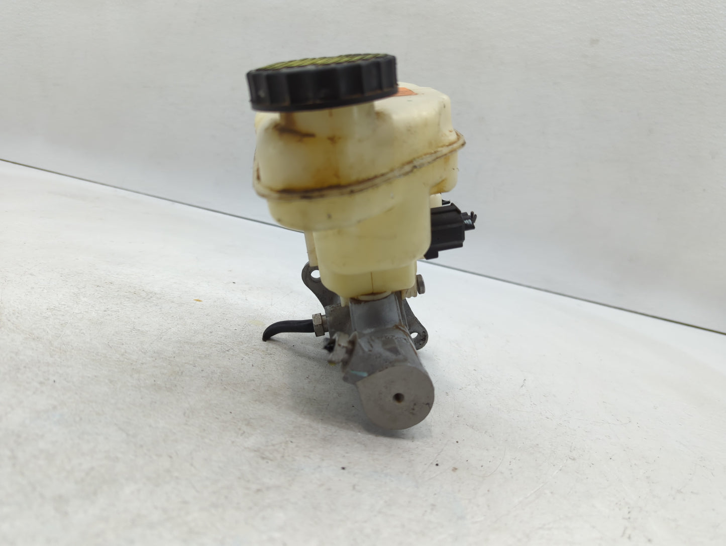 2013-2019 Ford Taurus Brake Master Cylinder - Oemusedautoparts1.com