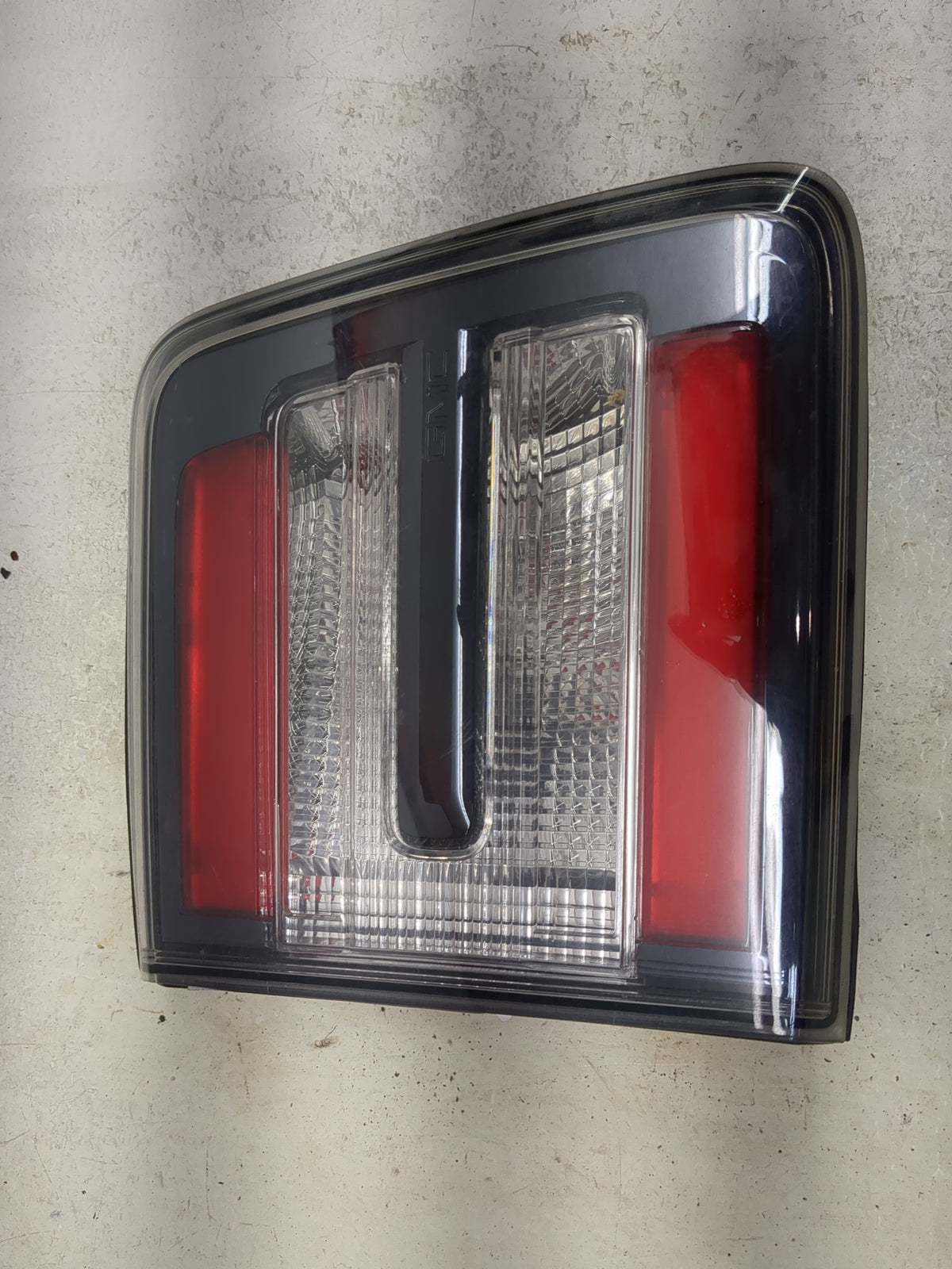 2013-2017 Gmc Acadia Driver Left Side Deck Lid Mounted Tail Light Black - Oemusedautoparts1.com