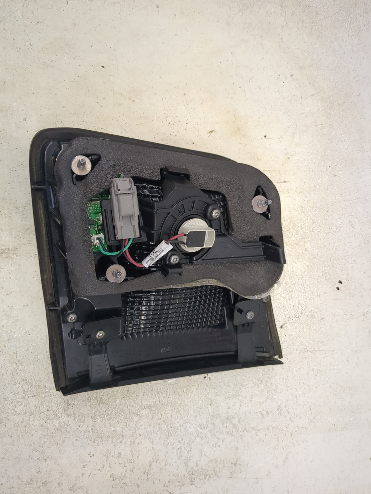 2013-2017 Gmc Acadia Driver Left Side Deck Lid Mounted Tail Light Black - Oemusedautoparts1.com