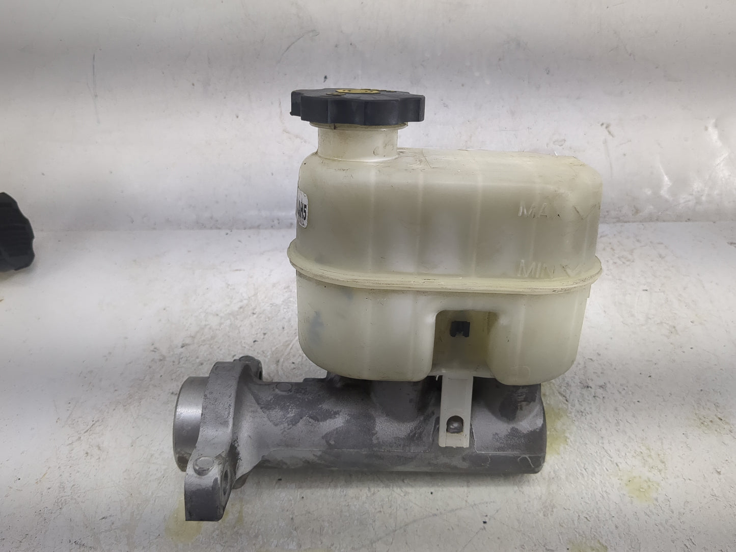 2014-2019 Gmc Sierra 1500 Brake Master Cylinder 1498311 - Oemusedautoparts1.com