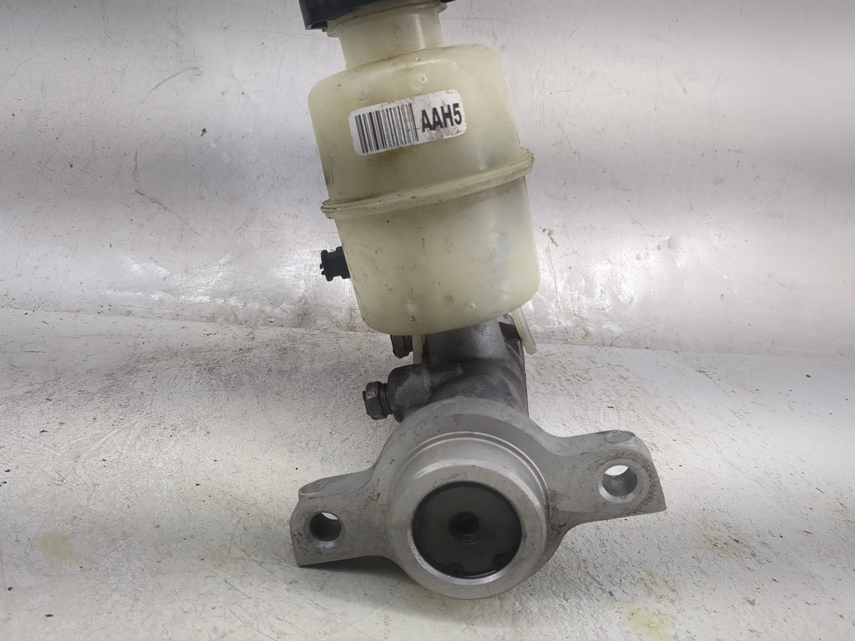 2014-2019 Gmc Sierra 1500 Brake Master Cylinder 1498311 - Oemusedautoparts1.com