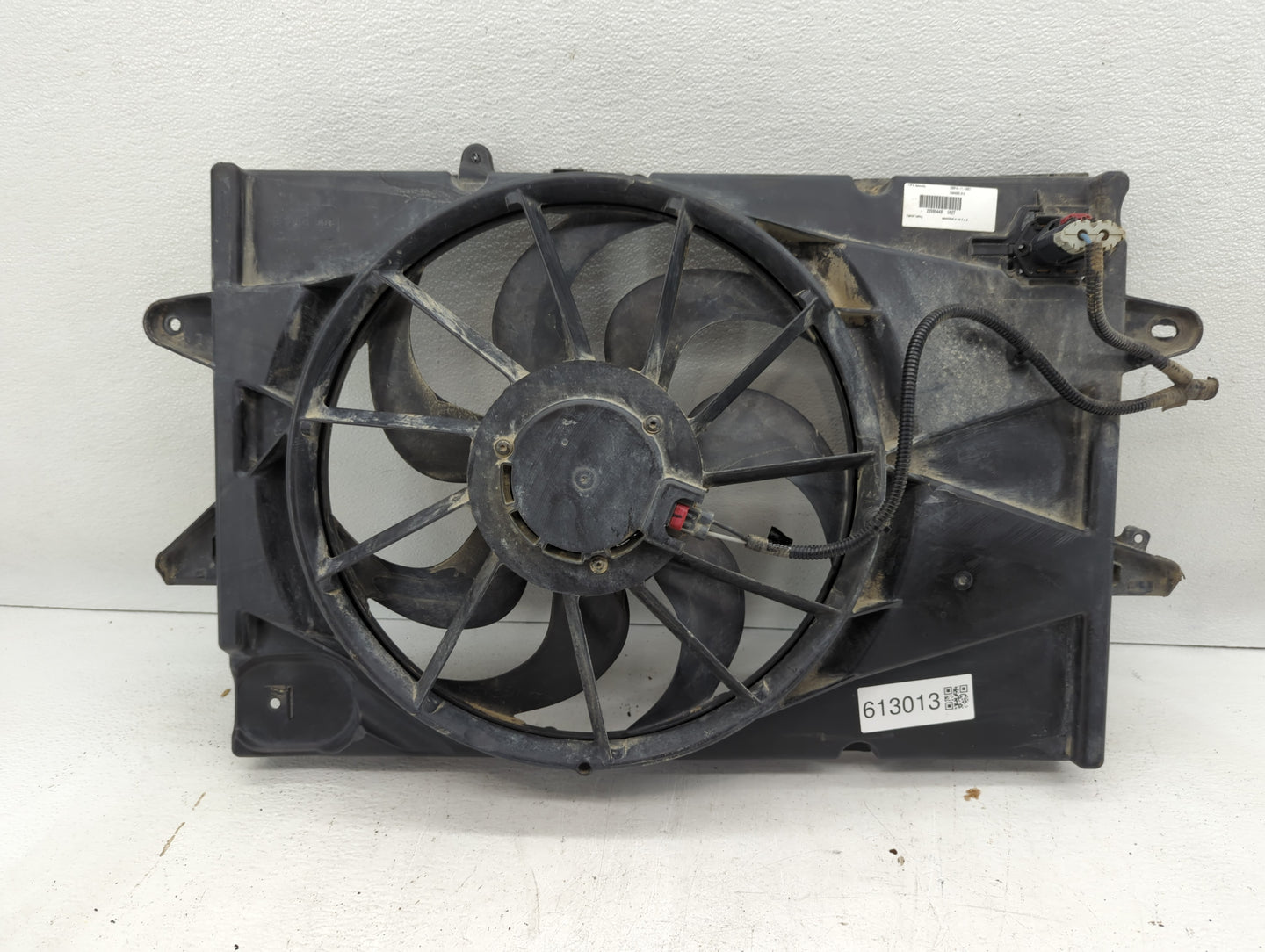 2010-2017 Gmc Terrain Left Radiator Fan Motor Assembly Black - Oemusedautoparts1.com