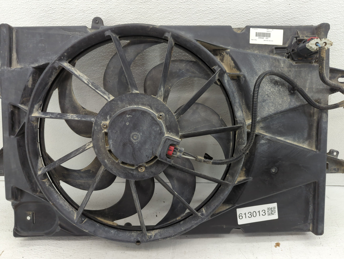 2010-2017 Gmc Terrain Left Radiator Fan Motor Assembly Black - Oemusedautoparts1.com
