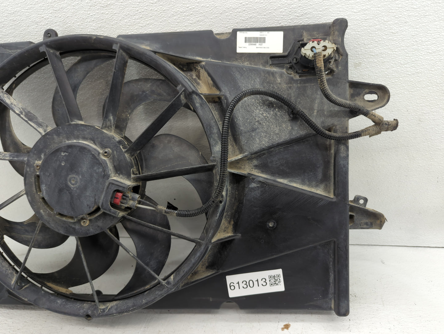 2010-2017 Gmc Terrain Left Radiator Fan Motor Assembly Black - Oemusedautoparts1.com