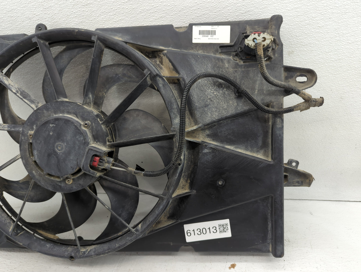 2010-2017 Gmc Terrain Left Radiator Fan Motor Assembly Black - Oemusedautoparts1.com