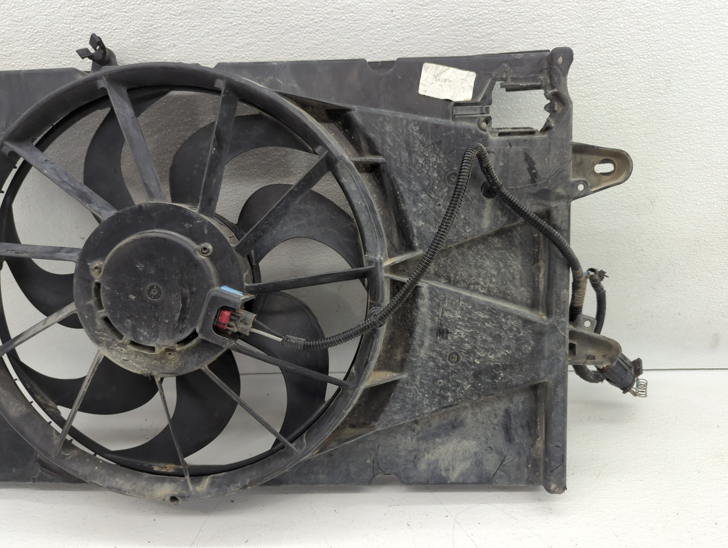 2010-2017 Gmc Terrain Left Radiator Fan Motor Assembly Black - Oemusedautoparts1.com