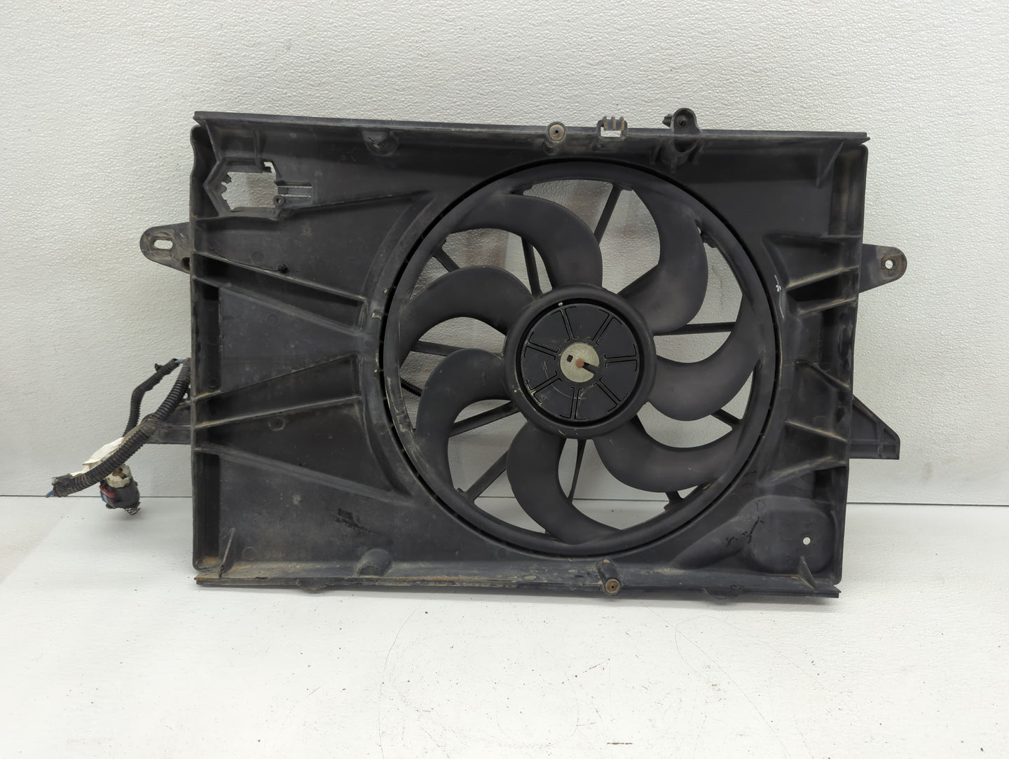 2010-2017 Gmc Terrain Left Radiator Fan Motor Assembly Black 617357 - Oemusedautoparts1.com