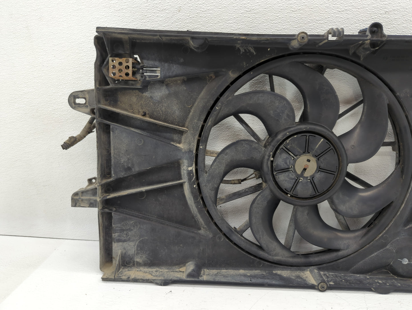 2010-2017 Gmc Terrain Left Radiator Fan Motor Assembly Black 617360 - Oemusedautoparts1.com
