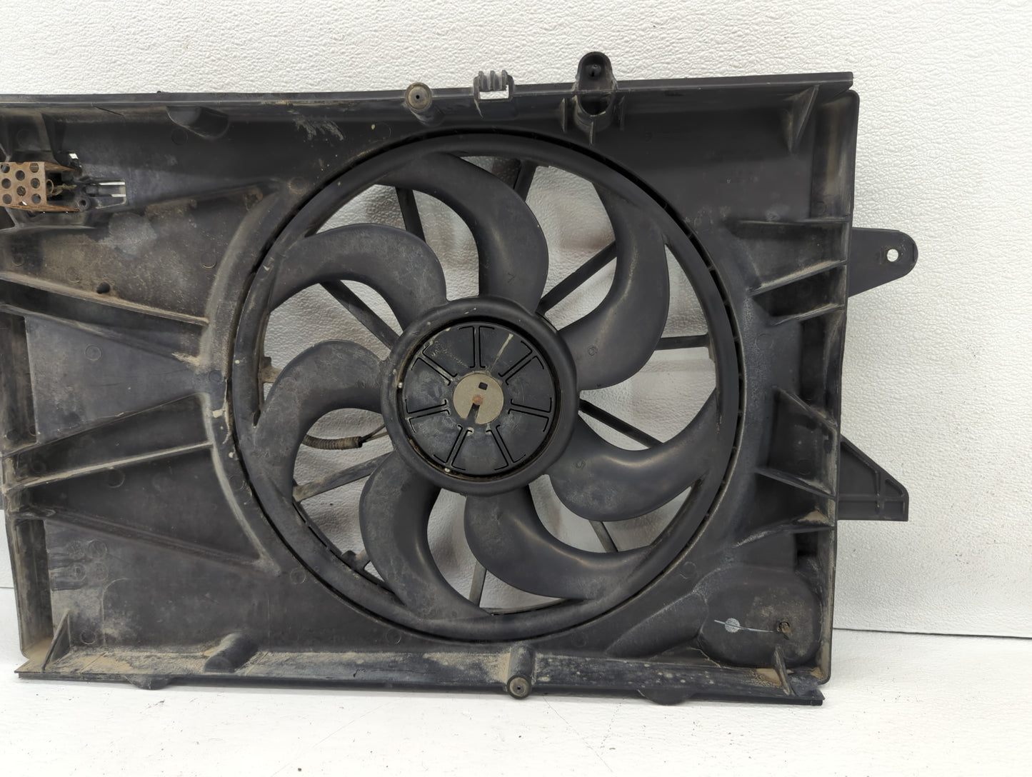 2010-2017 Gmc Terrain Left Radiator Fan Motor Assembly Black 617360 - Oemusedautoparts1.com
