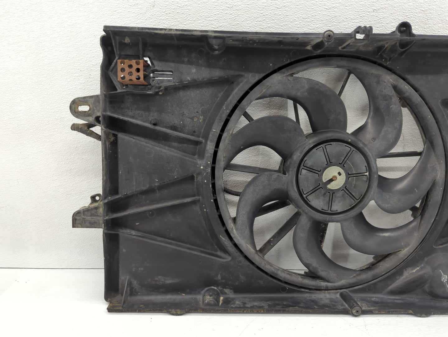 2010-2017 Gmc Terrain Left Radiator Fan Motor Assembly Black - Oemusedautoparts1.com