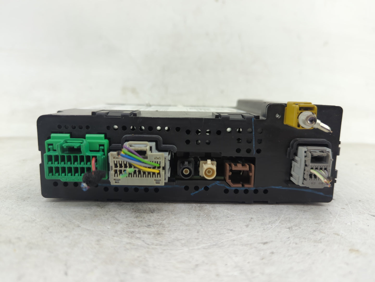 2015 Gmc Yukon Radio AM FM Cd Player Receiver Replacement P/N:13596606 Fits OEM Used Auto Parts - Oemusedautoparts1.com