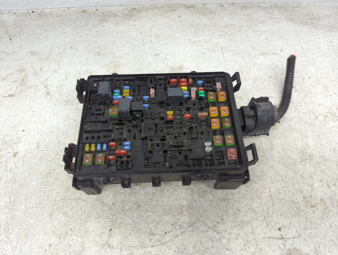 2015-2020 Gmc Yukon Fusebox Fuse Box Panel Relay Module P/N:23225905 Fits Fits 2015 2016 2017 2018 2019 2020 OEM Used Auto P