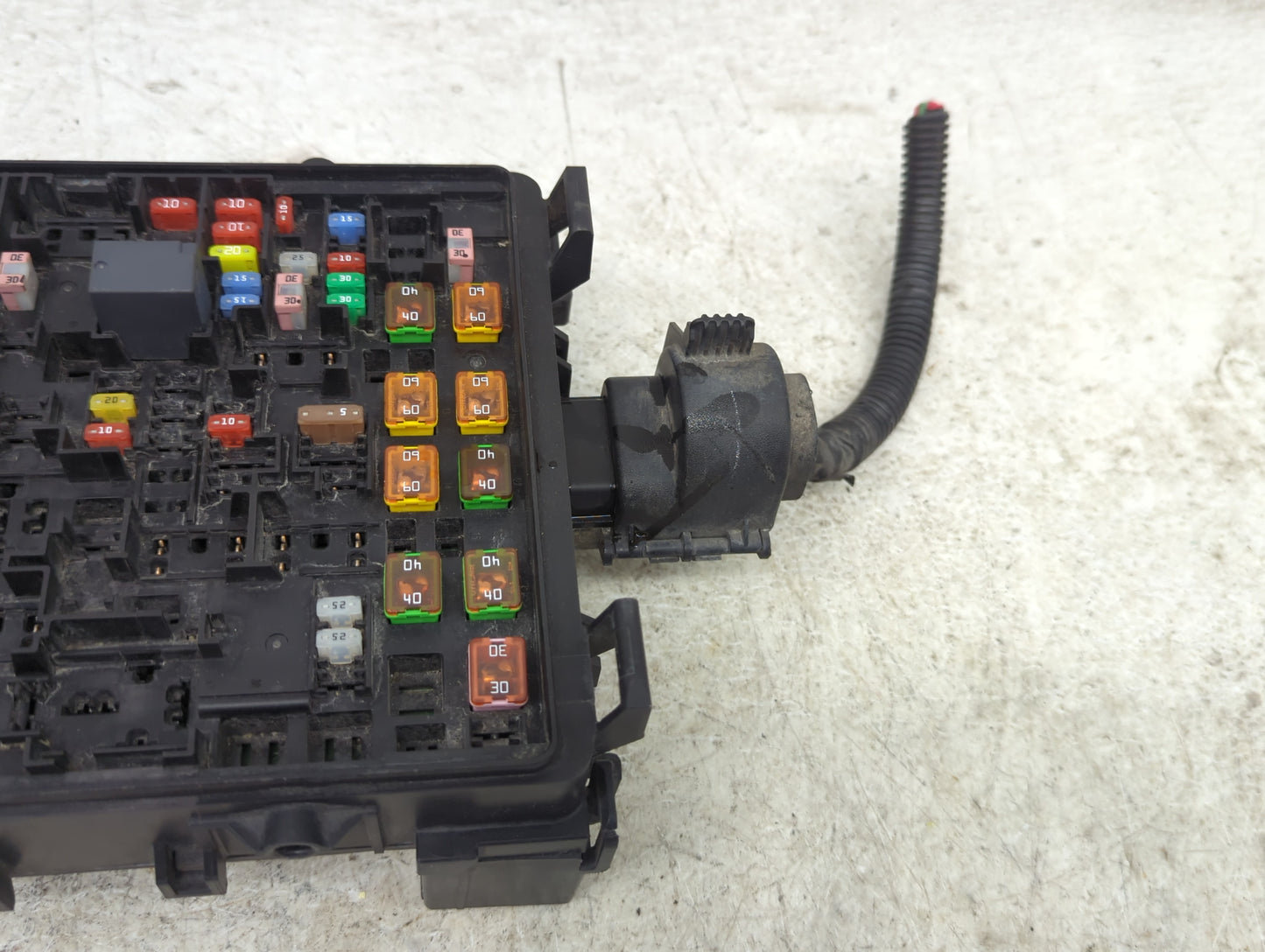 2015-2020 Gmc Yukon Fusebox Fuse Box Panel Relay Module P/N:23225905 Fits Fits 2015 2016 2017 2018 2019 2020 OEM Used Auto P