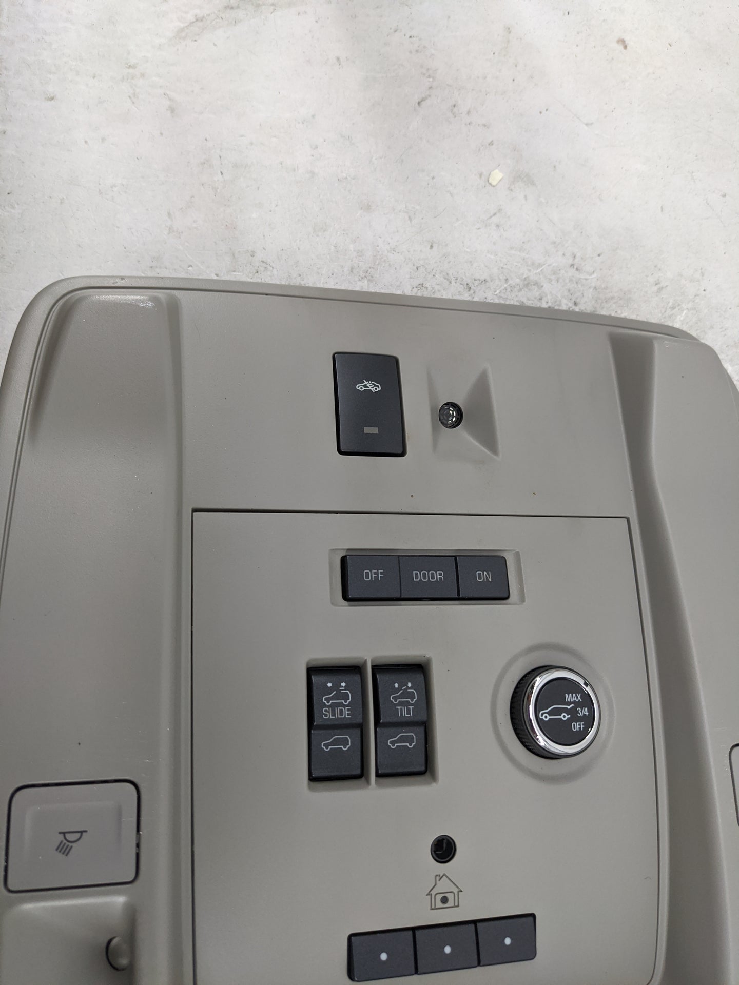 2015-2020 Gmc Yukon Overhead Roof Console Tan 1483373 - Oemusedautoparts1.com