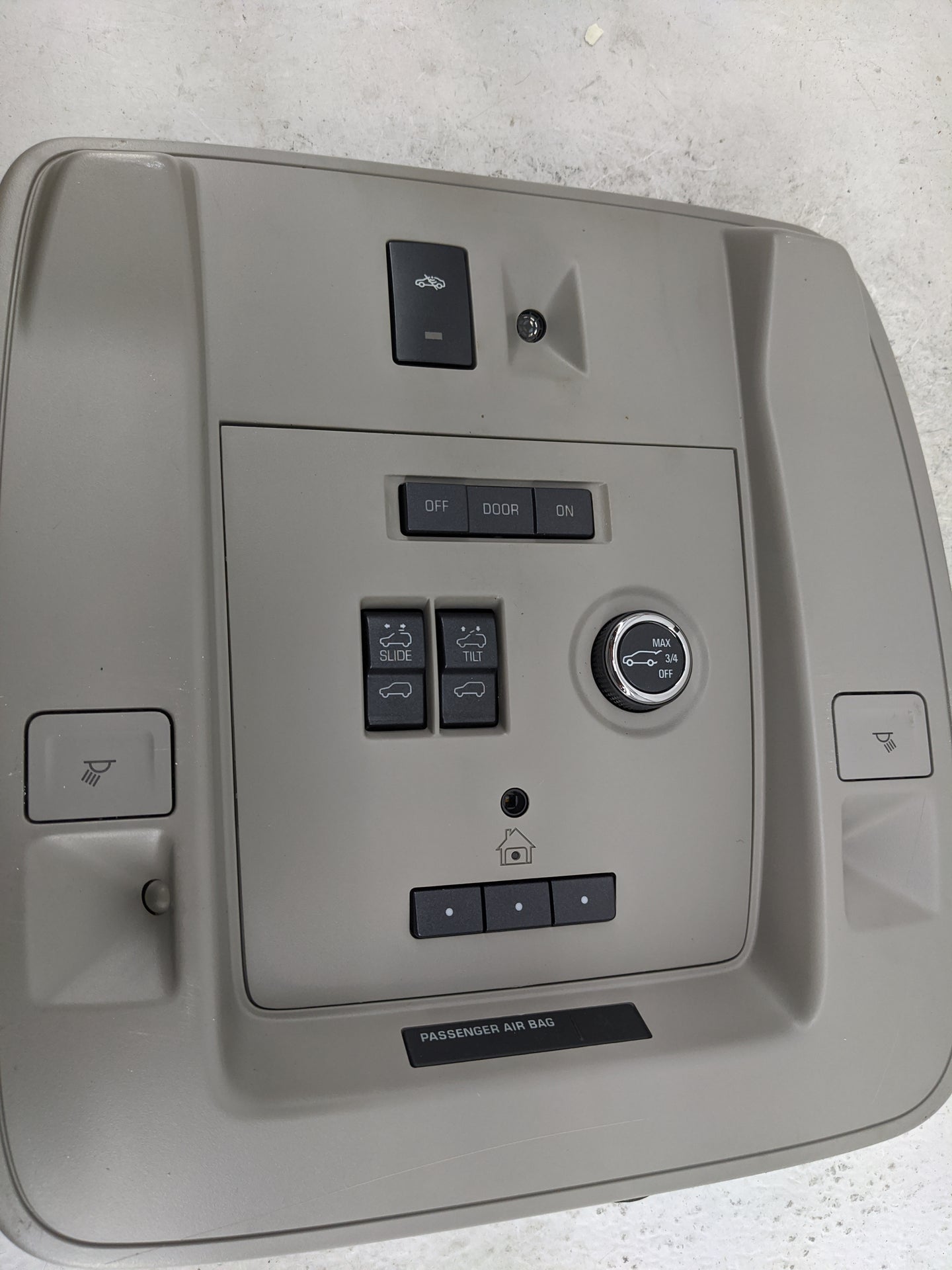 2015-2020 Gmc Yukon Overhead Roof Console Tan 1483373 - Oemusedautoparts1.com