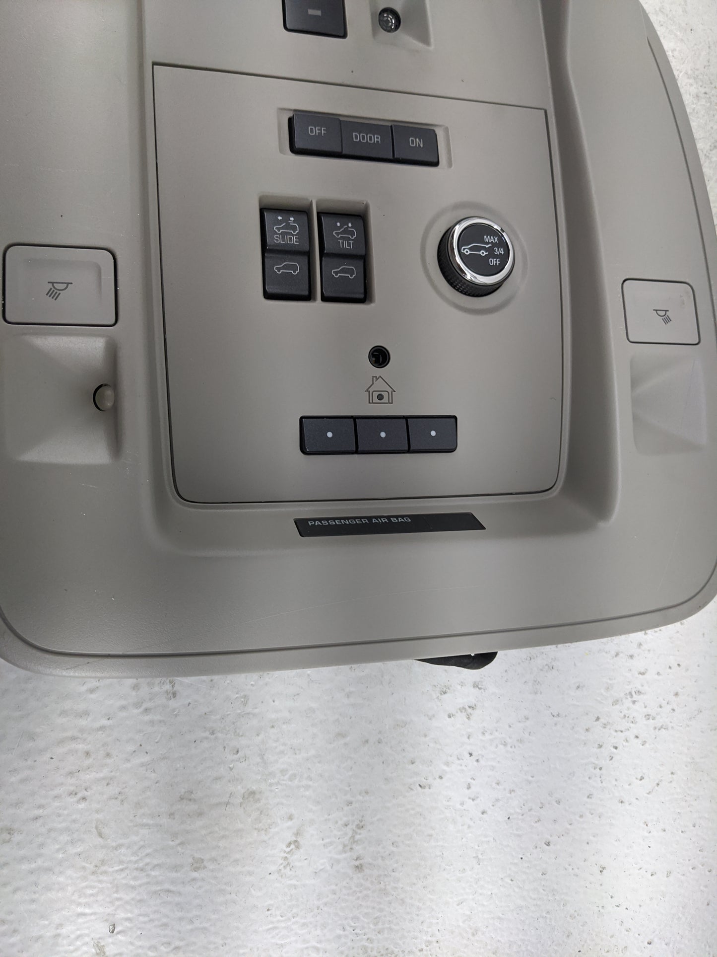 2015-2020 Gmc Yukon Overhead Roof Console Tan 1483373 - Oemusedautoparts1.com