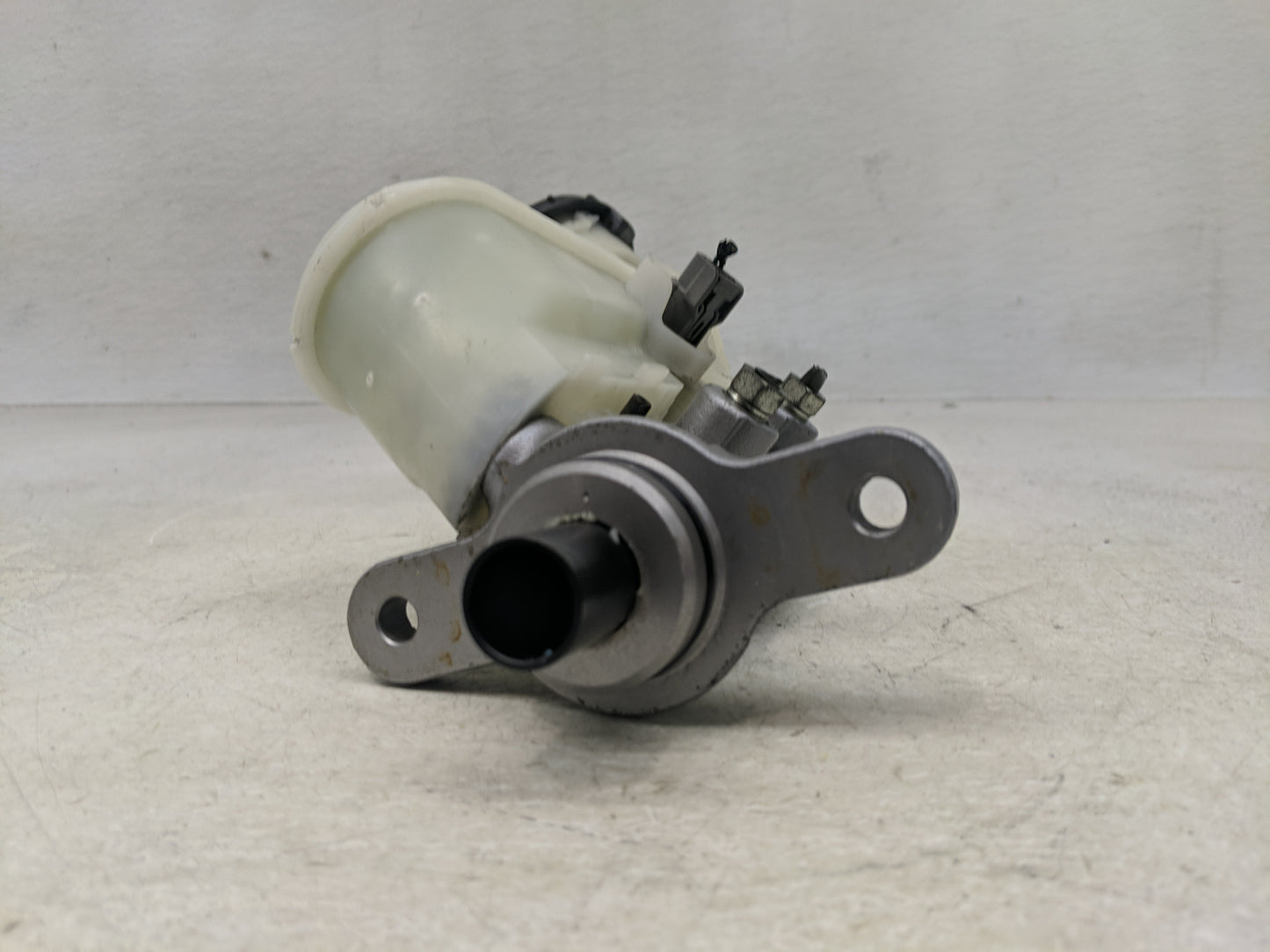 2013-2017 Honda Accord Brake Master Cylinder 1311263 - Oemusedautoparts1.com