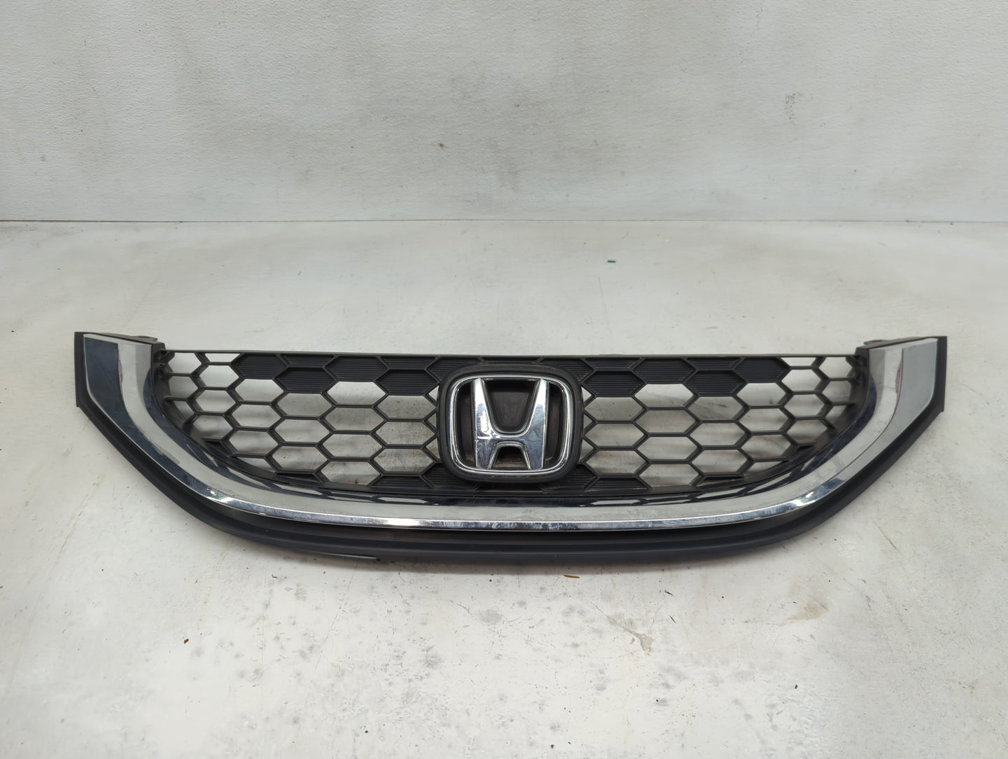 2013-2015 Honda Civic Front Grille Bumper Not Included - Oemusedautoparts1.com