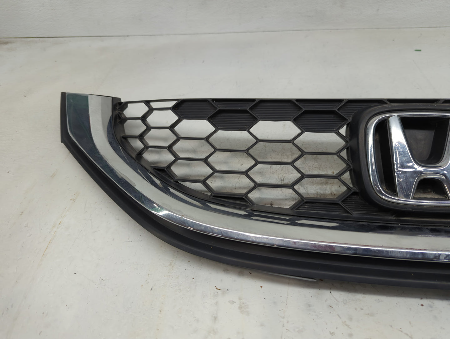 2013-2015 Honda Civic Front Grille Bumper Not Included - Oemusedautoparts1.com