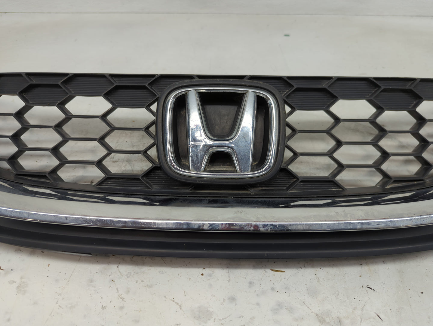 2013-2015 Honda Civic Front Grille Bumper Not Included - Oemusedautoparts1.com